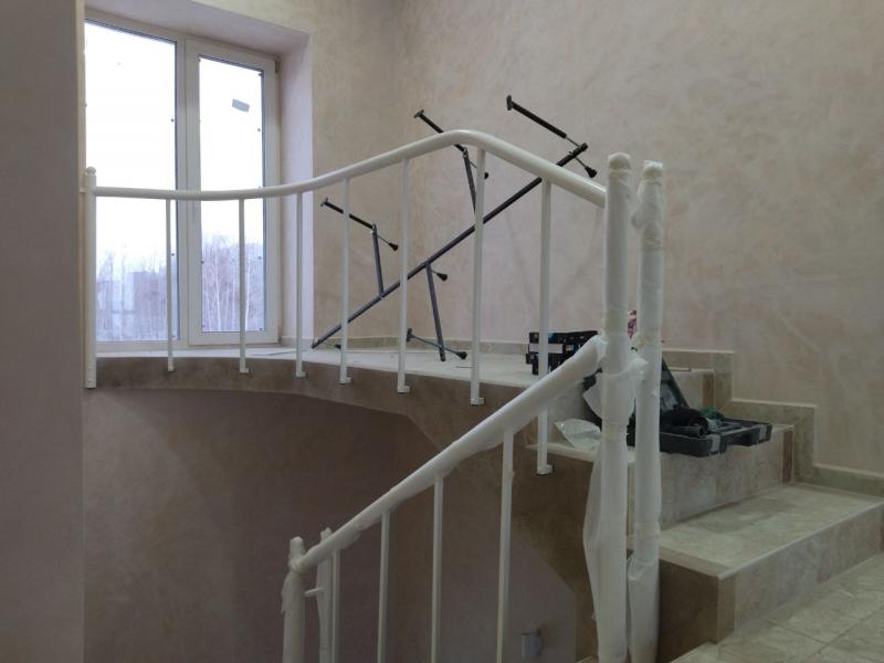 Винтовая бетонная лестница - перила