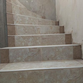 Винтовая лестница - отделка плиткой